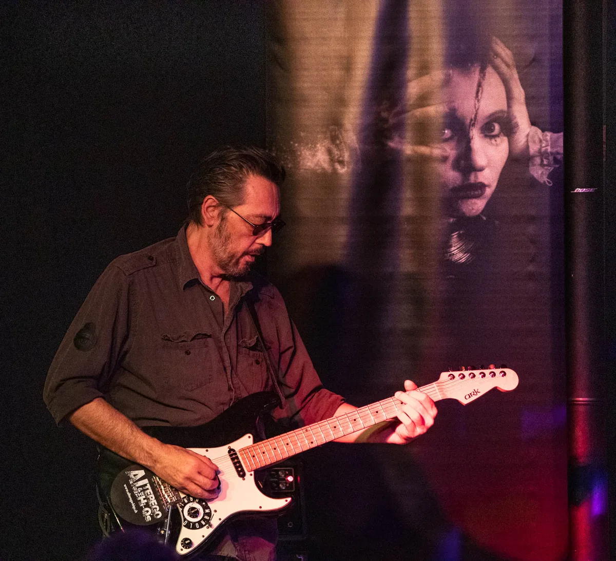 Andy Margharitis gibt ein Konzert als Gitarrist der Band Al Terego & the HiQ’s