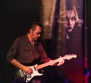 29952649-49 Andy Margharitis gibt ein Konzert als Gitarrist der Band Al Terego & the HiQ’s