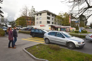 22434916-1 Auch die Kreuzung Gfennstrasse/Dorfstrasse ist laut Gutknecht und Jungfer eine für Schulkinder gefährliche Stelle.