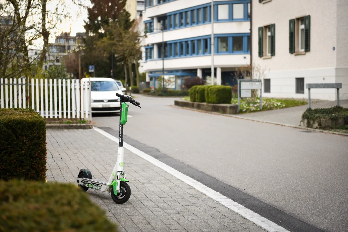 12171651-1 Ein abgestelltes Elektro-Trotti der Firma On Lime + Uber in Uster.