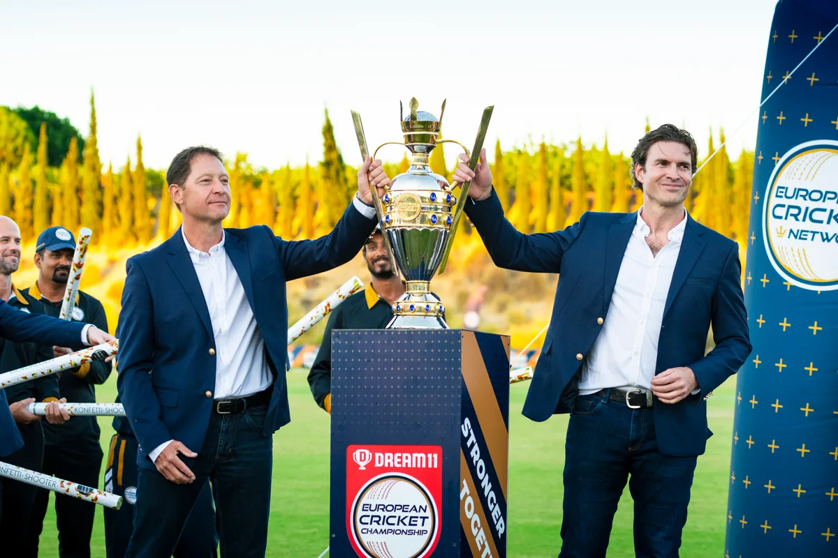 Die ECL-Gründer Roger Feiner (li.) und Daniel Weston mit dem Pokal der European Cricket Championship anlässlich der ersten Austragung im Oktober 2021.