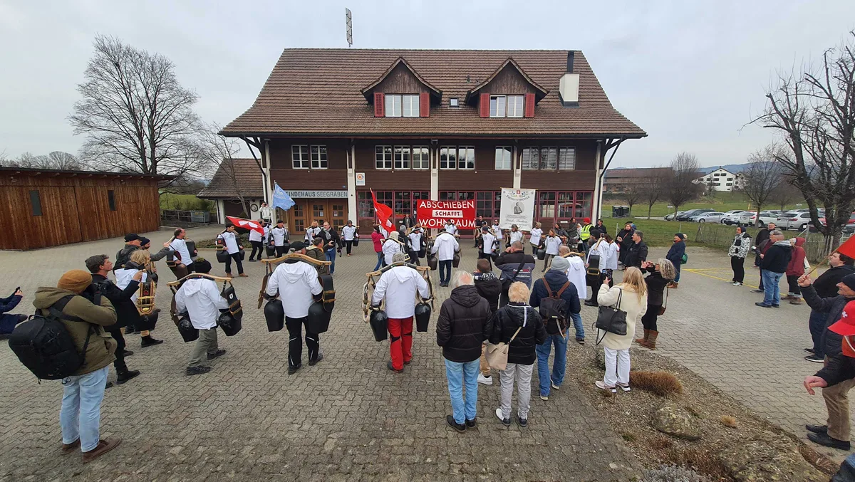 Freiheitstrychler und Rechtsextreme demonstrieren vor dem Gemeindehaus Seegräben.