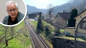 Hier hält vielleicht bald die S-Bahn: Blick auf die Tösstallinie beim Altersheim Blumenau (vorne rechts) in Lipperschwendi. Hier hält vielleicht bald die S-Bahn: Blick auf die Tösstallinie beim Altersheim Blumenau (vorne rechts) in Lipperschwendi.
