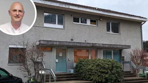 Bildkombo vom Hausarzt Thomas Haehner vor dem Ärztezentrum Turbenthal. Bildkombo vom Hausarzt Thomas Haehner vor dem Ärztezentrum Turbenthal.