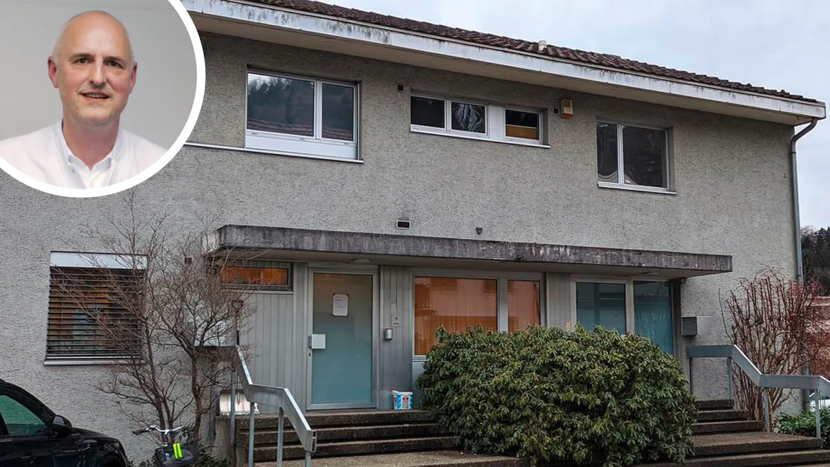 Die Praxis von Thomas Haehner war nicht zum ersten Mal unerwartet geschlossen. Bildkombo vom Hausarzt Thomas Haehner vor dem Ärztezentrum Turbenthal.