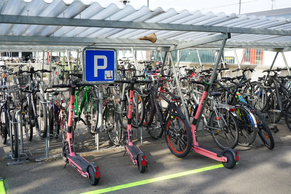 E-Trottis sind beim Bahnhof Effretikon parkiert.