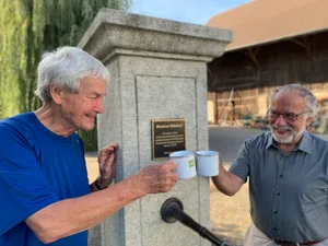 Der Verein Lehrblätz Bläsihof, der den Farmtrail Lindau und eine Brunnensanierung initiierte, löst sich auf Ende 20023 auf. Hans Thalmann steigt aus, Peter Reinhard (mit Brille), ehemaliger Lindauer Gemeinderat macht in Nachfolgeorganisation weiter. Der Verein Lehrblätz Bläsihof, der den Farmtrail Lindau und eine Brunnensanierung initiierte, löst sich auf Ende 20023 auf. Hans Thalmann steigt aus, Peter Reinhard (mit Brille), ehemaliger Lindauer Gemeinderat macht in Nachfolgeorganisation weiter.