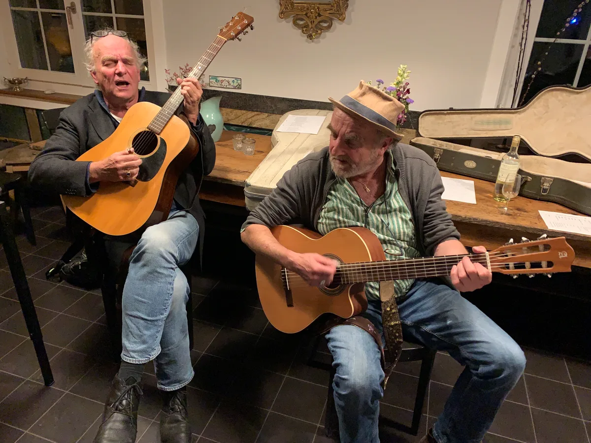 Die Brüder Martin und Andreas Ott spielen Gitarre.