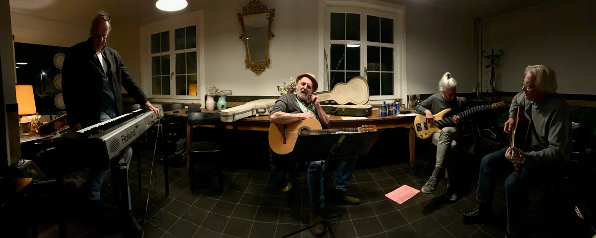 Vier Musiker proben für einen Auftritt.