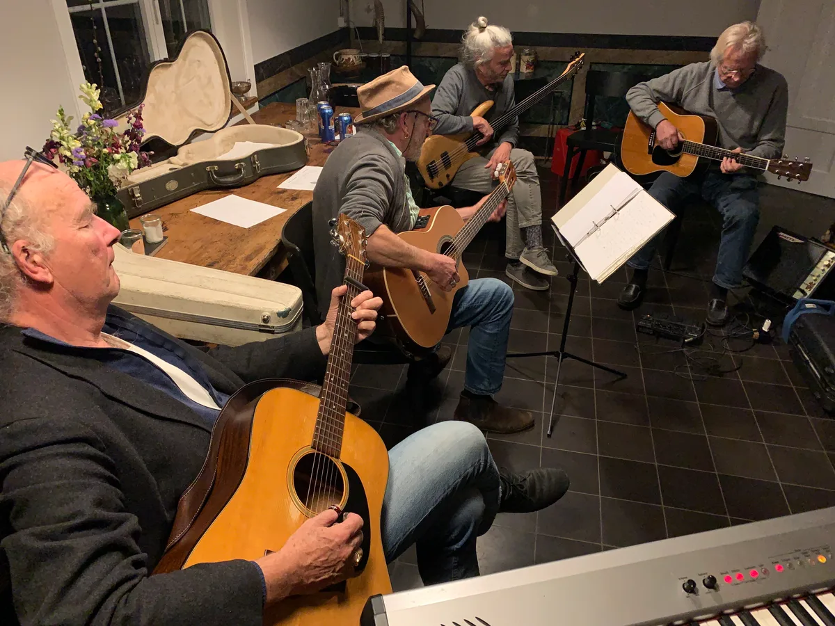 Eine der letzten Proben der Band Kultband Baldrian am 16. Oktober 2023 in Pfäffikon daheim bei Andreas Ott (mit Hut), andere Bandmitglieder sind Martin Ott (Brille hochgeschoben), Valentin Wieser (mit Dutt) und Mark Wolfangel (weisse Haare); Band hört auf Ende 2023 auf