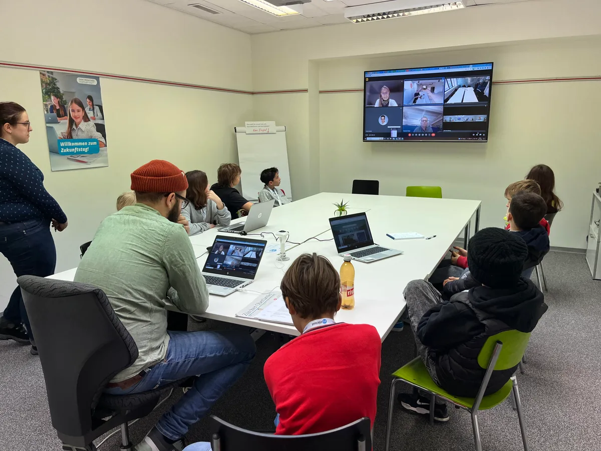 Zukunftstag 2023: Morgenkonferenz live. Lorik sagt: «Es wurde besprochen, was in die News kommt.» Die Kinder an der Morgenkonferenz.