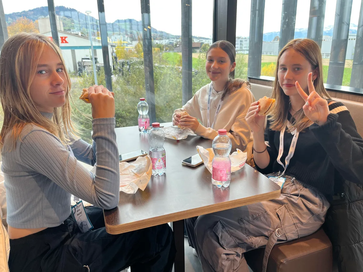 Zufriedene Gesichter während der Mittagspause. Zukunftstag 2023: Mittagessen.