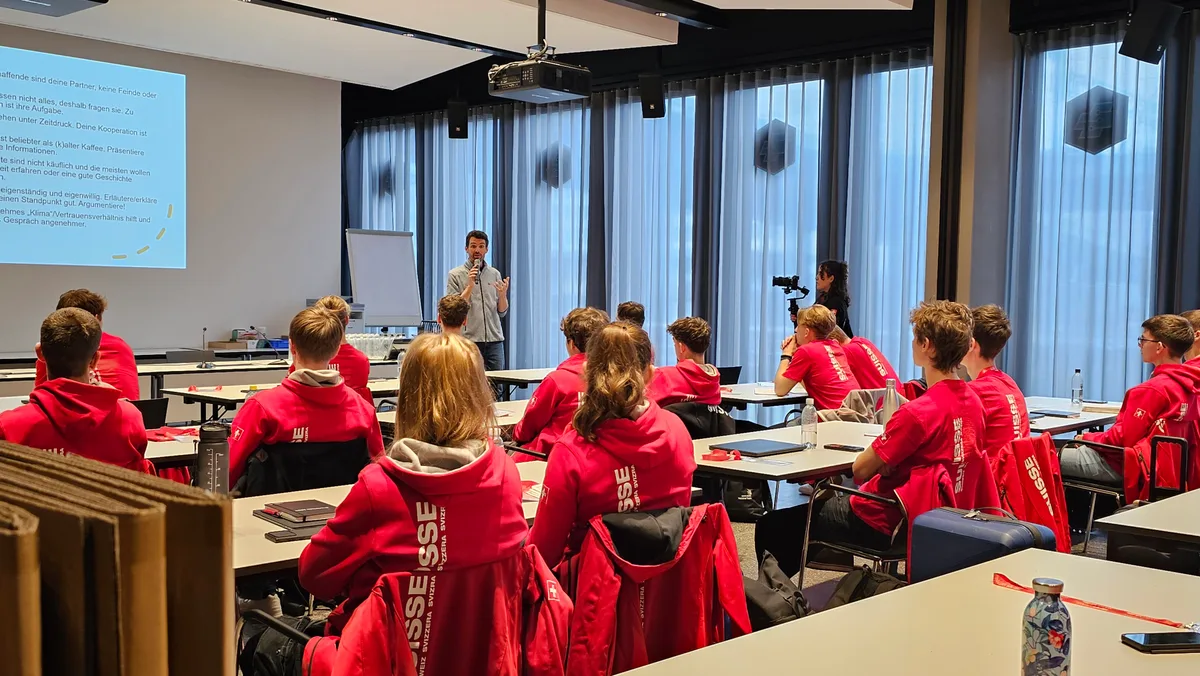 Neben fachlicher Kompetenz werden die Lernenden auch im Umgang mit Medien geschult. Impressionen vom Teamweekend World Skills
