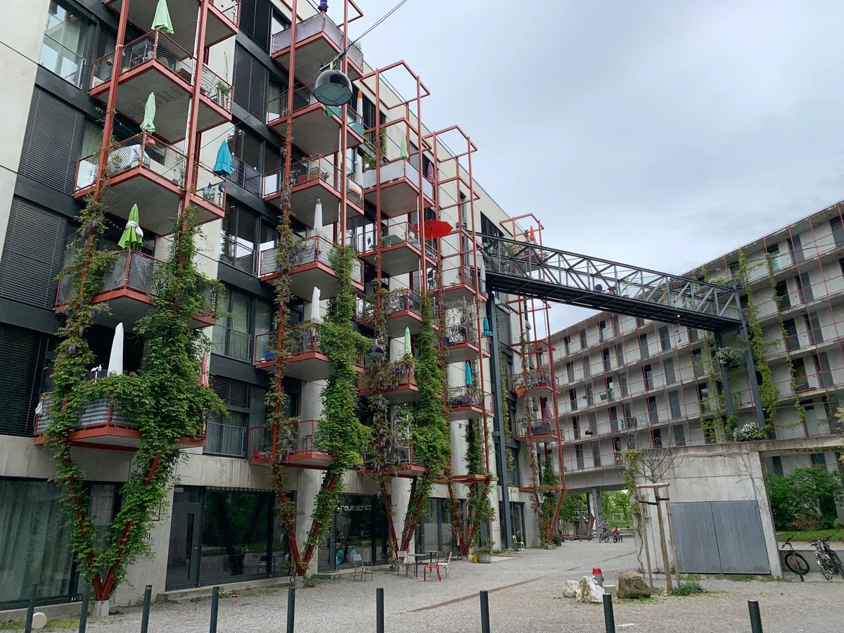 Ansichten auf dem Zwickyareal in Dübendorf und Wallisellen am 28. April 2024, inklusive Neuguet, dazu EAWAG, Überbauung, Blöcke, Glatt, Chriesbach, Zwicky, Quartier, Bahnlinie, Viadukt, Strasse; im Bild: Block an der Zwirnereistrasse