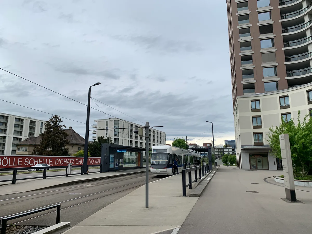 Die Glattalbahn hält an einer Haltestelle.  