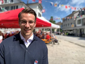 26774773-1 Am 1. August 2025 spricht FDP-Nationalrat Andri Silberschmidt in Wald im Schwertsaal. Dafür dankt ihm Gemeindepräsident Ernst Kocher (SVP) .