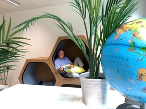 Christoph Hämmig, Verlagsleiter ZKM, ursprünglich aus Pfäffikon, hat ein neues Lehrmittel Lebensschule herausgegeben; er zeigt es in der Primarschule Mettlen in Pfäffikon am 11. September 2025; im Bild Blick in die Schulinsel, ein Timeoutplatz, der ab herbst 2025 in Betrieb ist Christoph Hämmig, Verlagsleiter ZKM, ursprünglich aus Pfäffikon, hat ein neues Lehrmittel Lebensschule herausgegeben; er zeigt es in der Primarschule Mettlen in Pfäffikon am 11. September 2025; im Bild Blick in die Schulinsel, ein Timeoutplatz, der ab herbst 2025 in Betrieb ist