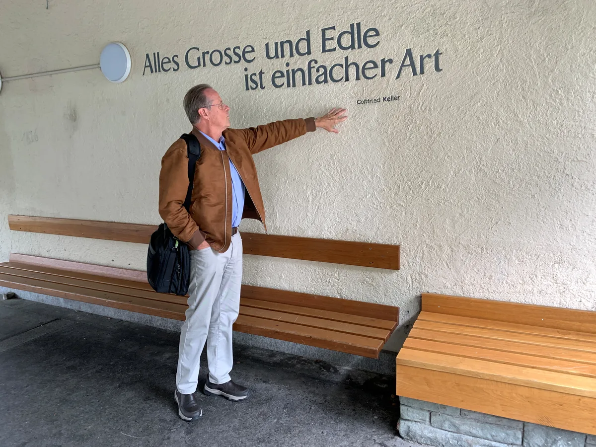 Im Mettlen-Schulhaus ging Christoph Hämmig selbst zur Schule. Christoph Hämmig, Verlagsleiter ZKM, steht vor einem Wandspruch im Pfäffiker Mettlen-Schulhaus.