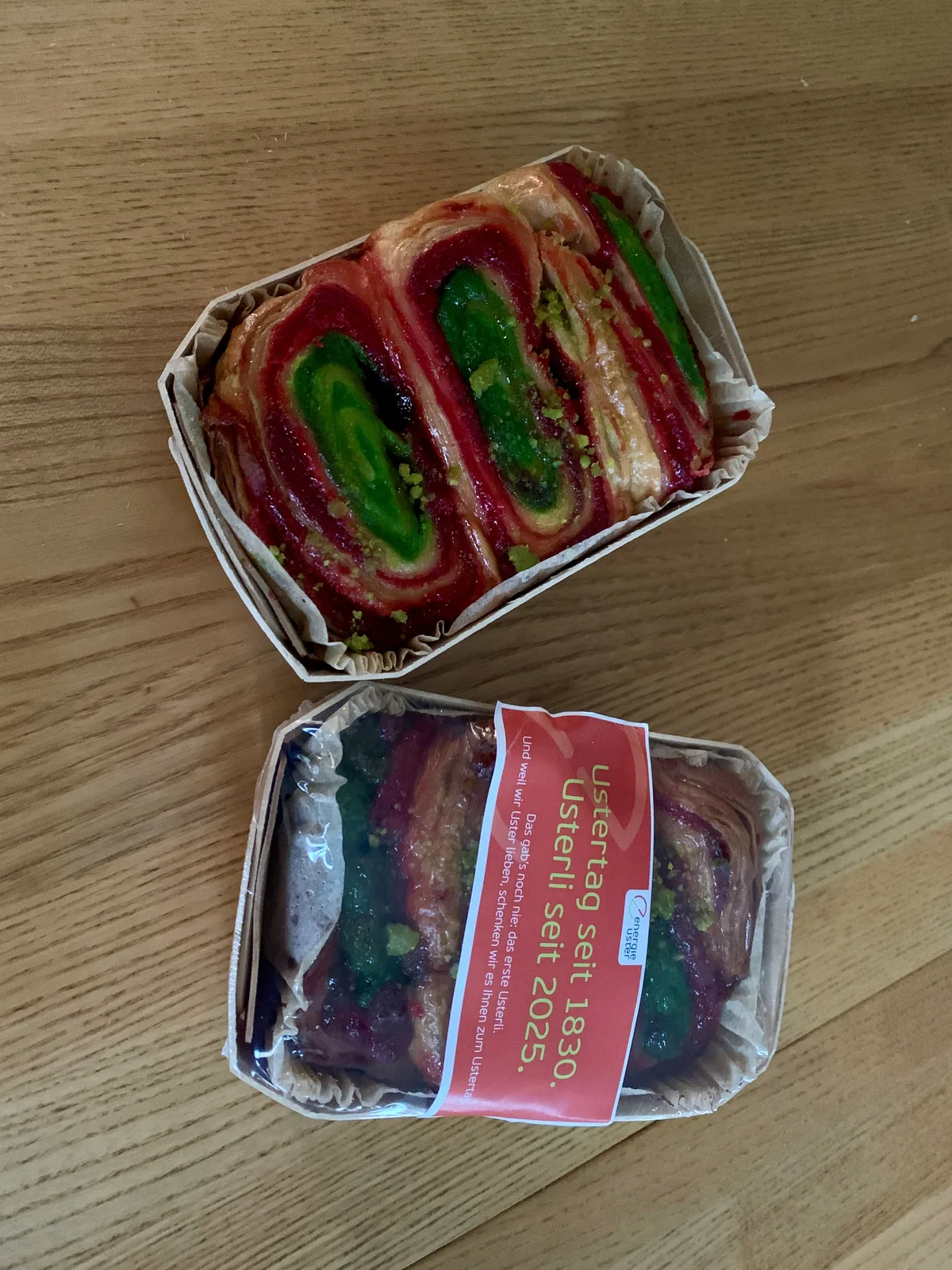 Zwei Usterli, farbige Russenzöpfe, liegen auf einem Tisch.