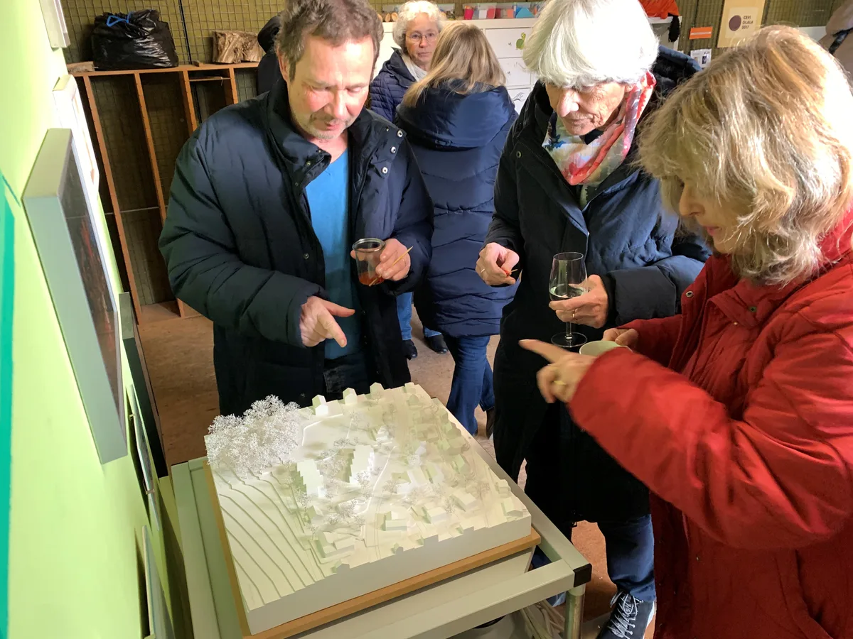 Leute schauen auf ein Modell.