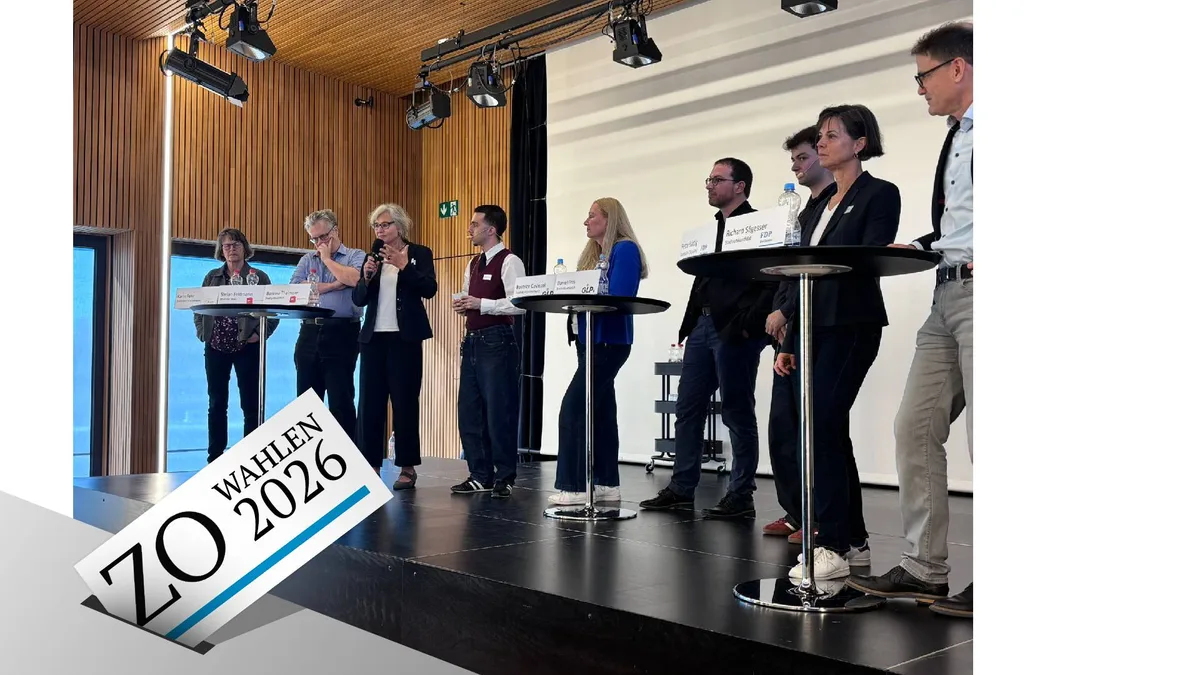 Die Stadtratskandidaten stellen sich den Fragen der Schülerinnen und Schüler (von links): Karin Fehr, Stefan Feldmann, Barbara Thalmann, Moderator Can, Beatrice Caviezel, Daniel Frei, Moderator Davide, Petra Bättig und Richard Sägesser.