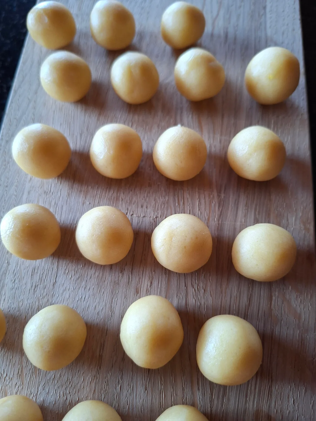 Kugeln aus Brezeliteig, bereit um in das Bretzel-Eisen zu legen.