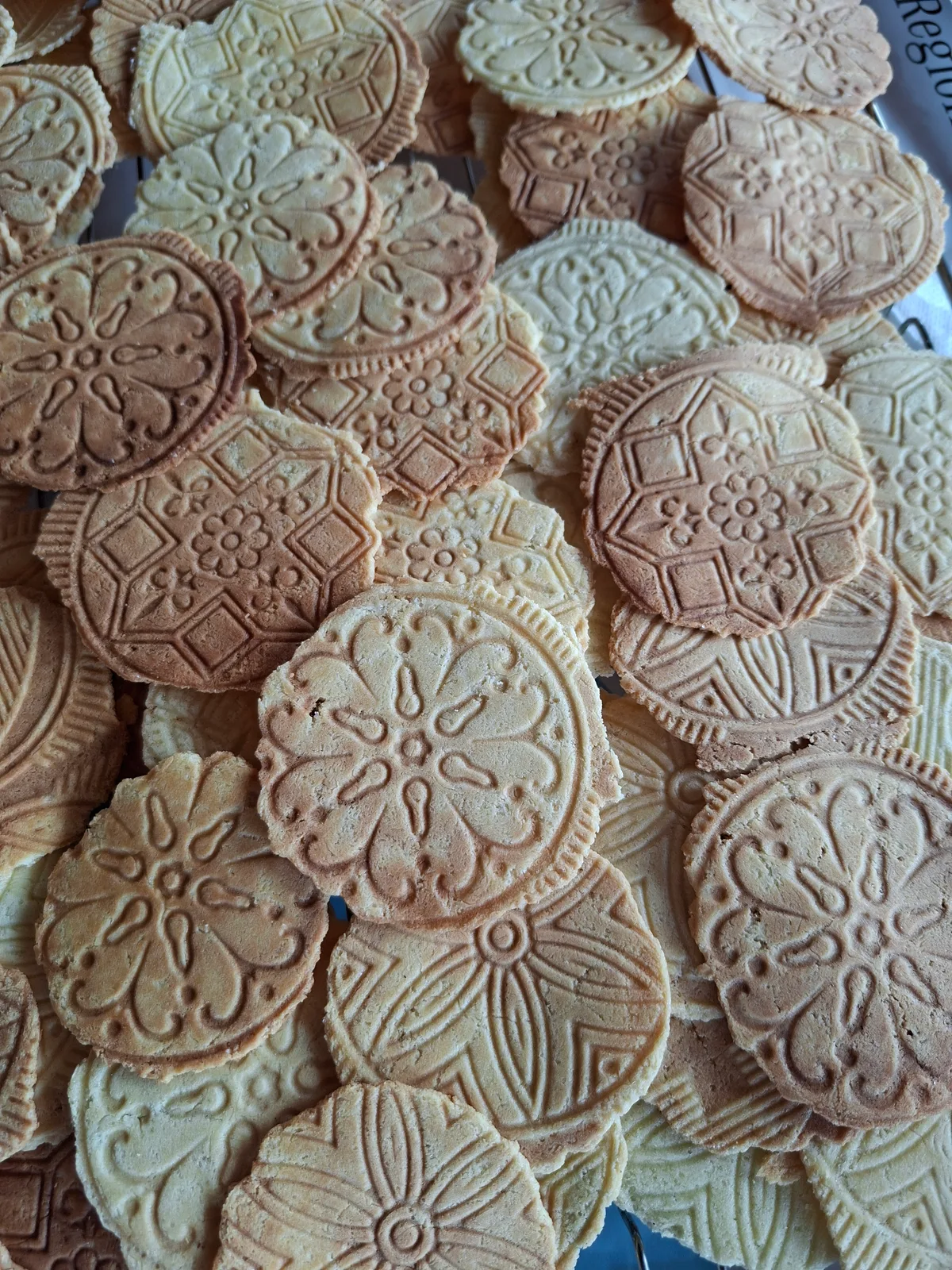 Die fertigen Brezel mit verschiedenen Muster.