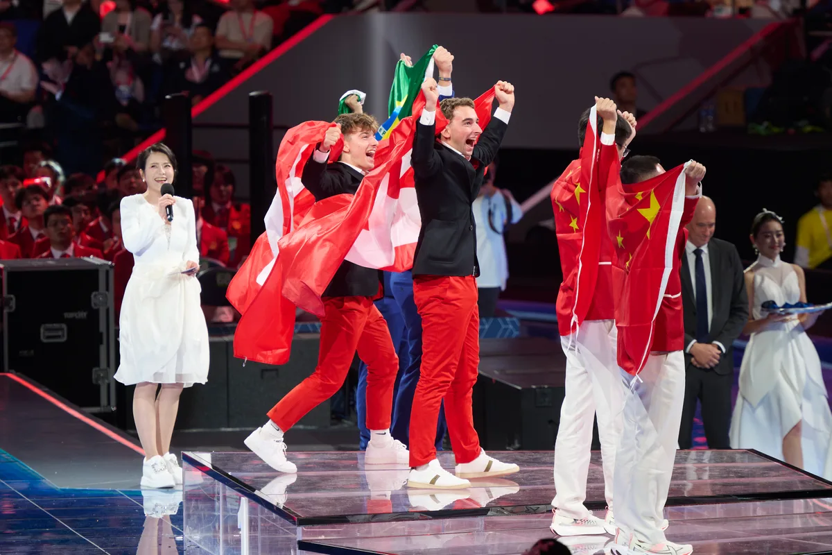 Ian Hofer (rechts) und Cyrill Koller feiern ihren Sieg bei der Schlussfeier der WorldSkills in Shanghai. Ian Hofer (rechts) und Cyrill Koller feiern ihren Sieg bei der Schlussfeier der WorldSkills in Shanghai.