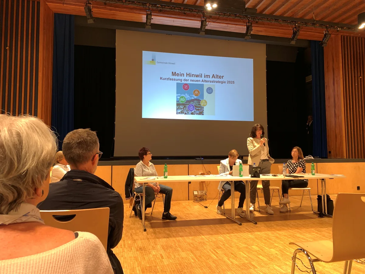Gesundheitsvorsteherin Herta Huber (stehend) stellt im Hirschensaal die neue Altersstrategie vor.