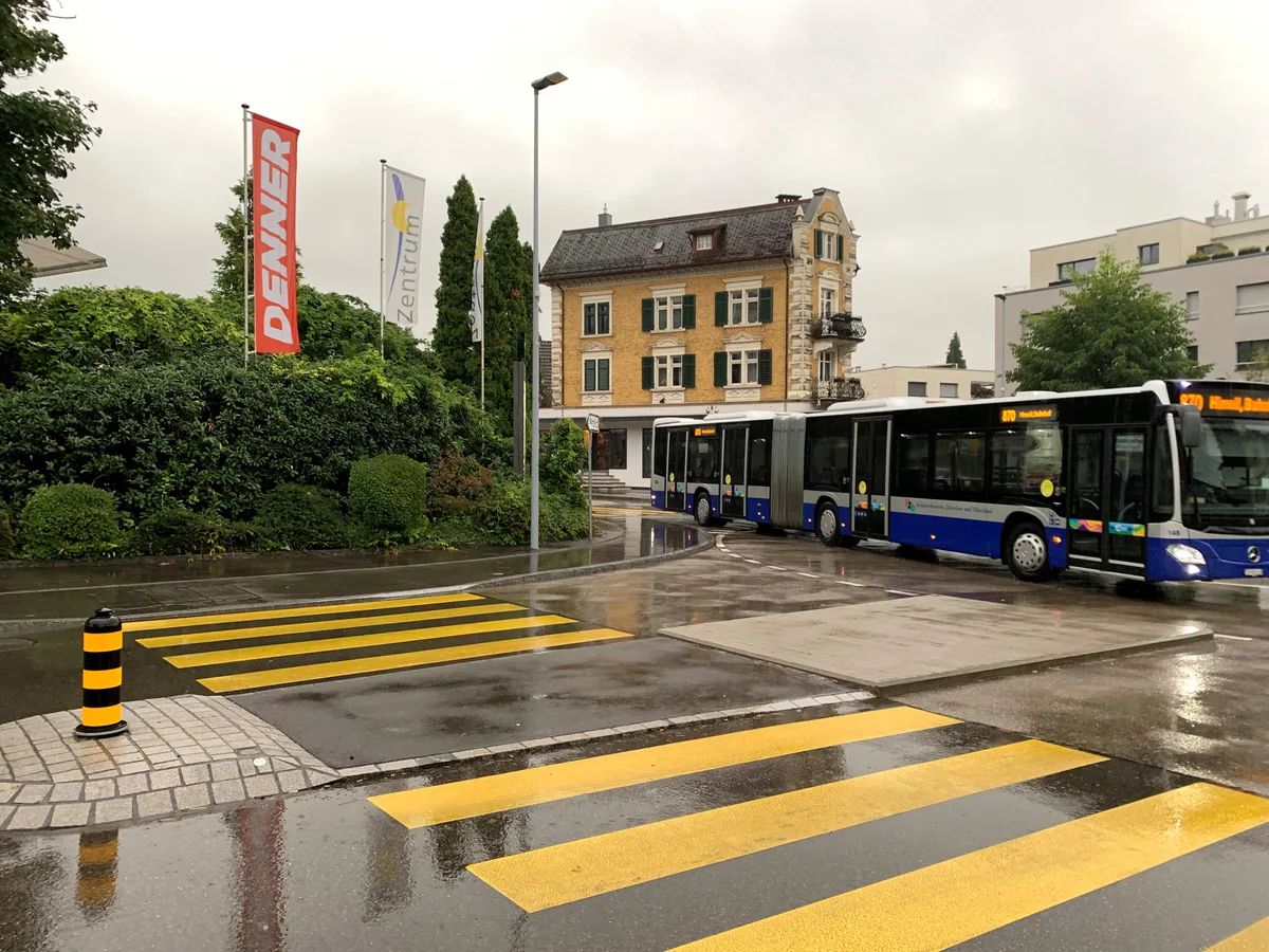 Fussgängerstreifen, deren hohe Trottoirabsätze ein Problem darstellen: Beim Denner-Kreisel an der Dürntnerstrasse gegenüber dem Alterszentrum ist nun ein Prototyp mit teilweise abgeschliffenen Kanten erstellt worden.