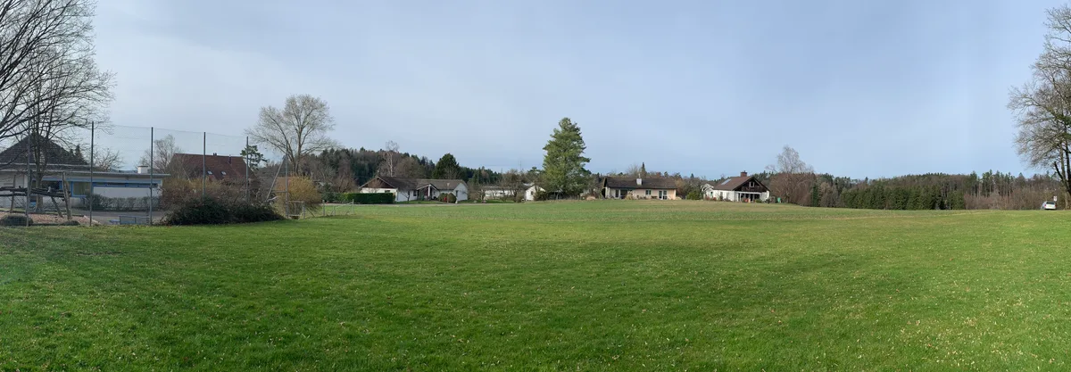 Eine Wiese, auf der Alterswohnungen in der Grossweid (Seegräben) gebaut werden sollen.