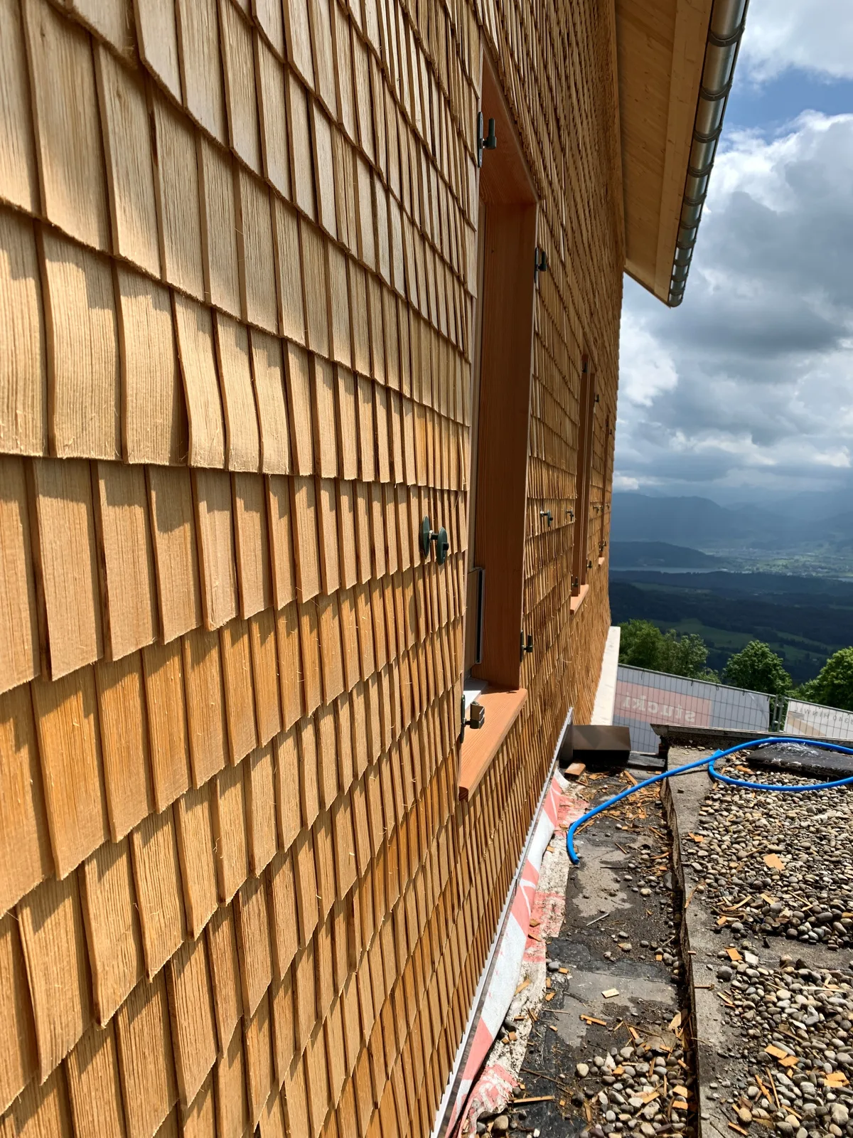 Blick auf eine mit Schindeln verkleidete Fassade.