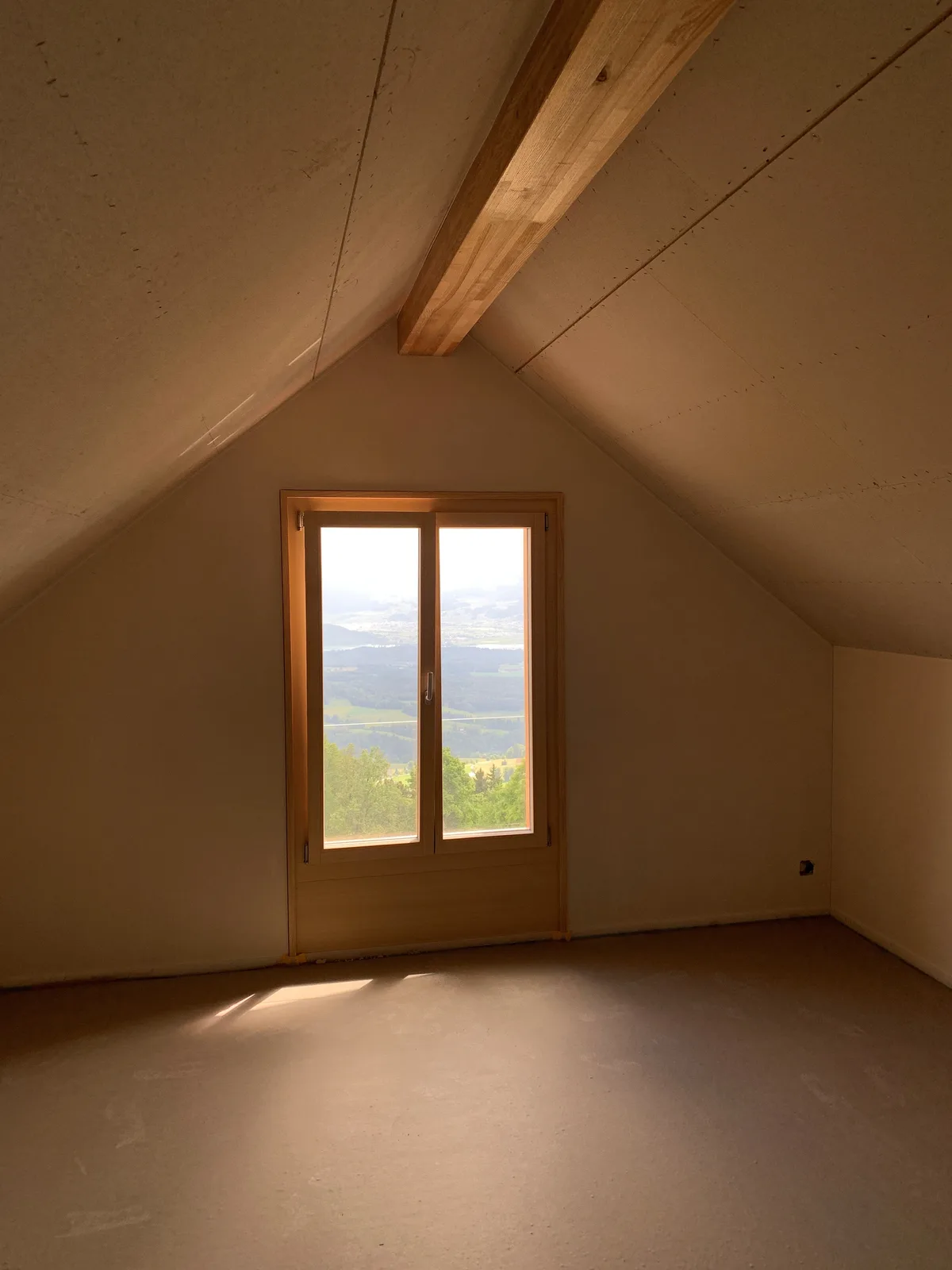 Ein Zimmer mit einem Fenster. 