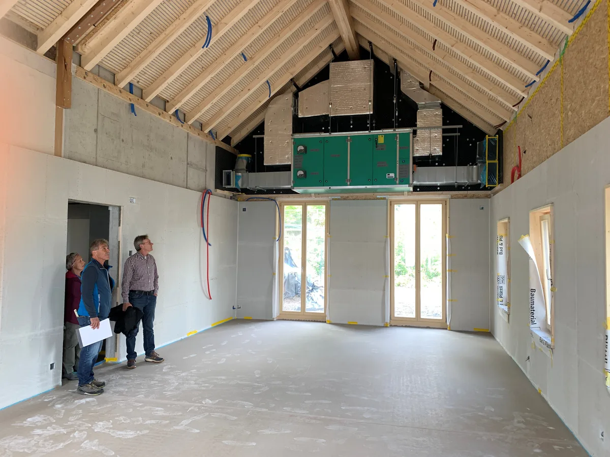 Leute schauen in einem Raum an die Decke.