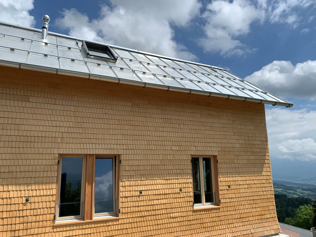 Blechdach und Schindelfassade des neuen Restaurants Bachtel-Kulm.