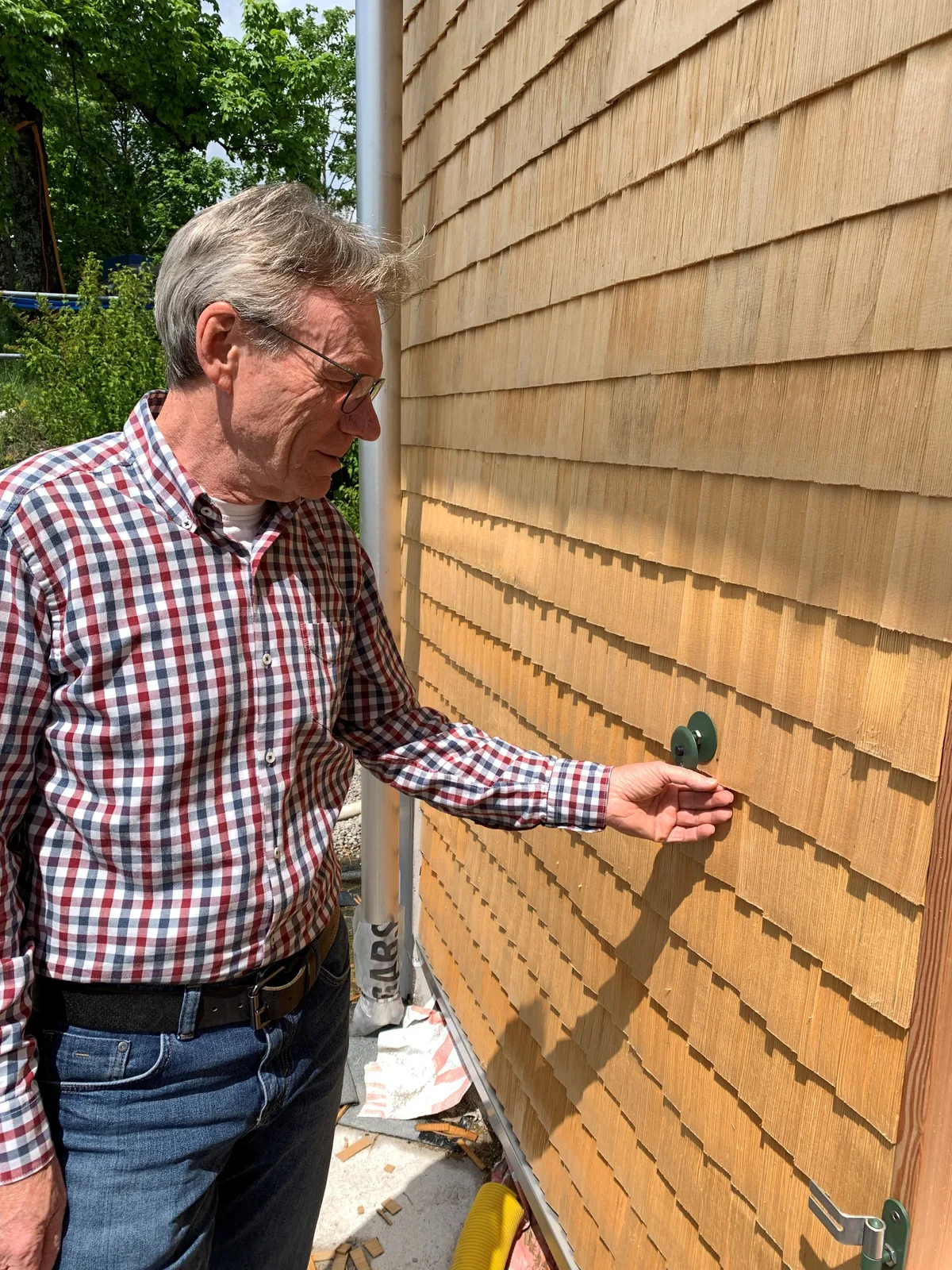 Hubi Rüegg, der neue Präsident der Genossenschaft Bachtel-Kulm, prüft den Halt der Schindeln.