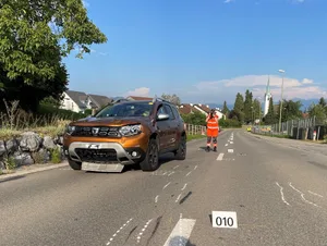 13034404-3 Die Front des SUVs ist nach dem Zusammenprall mit einem E-Bike beschädigt.
