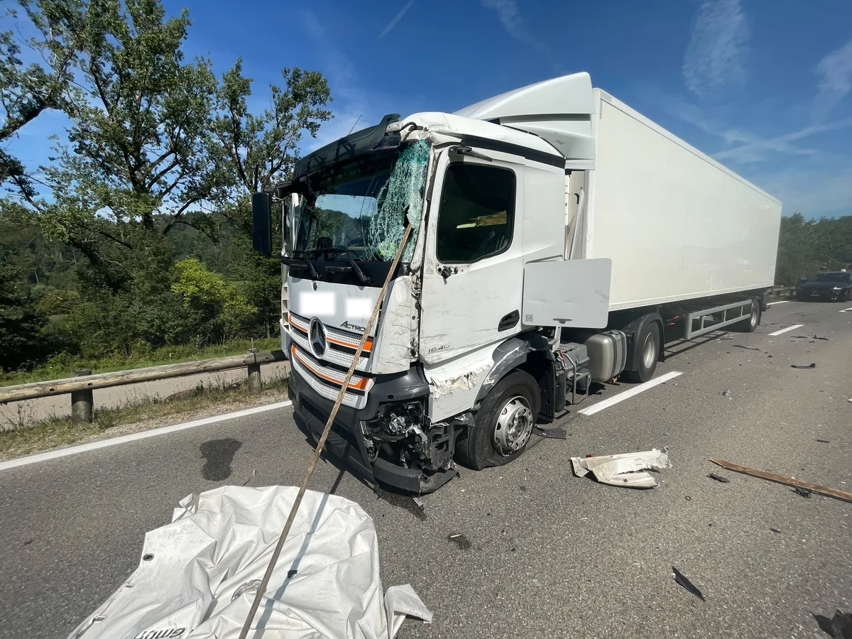 21816452-1 Die Chauffeurin und der Lieferwagenfahrer wurden leicht verletzt.