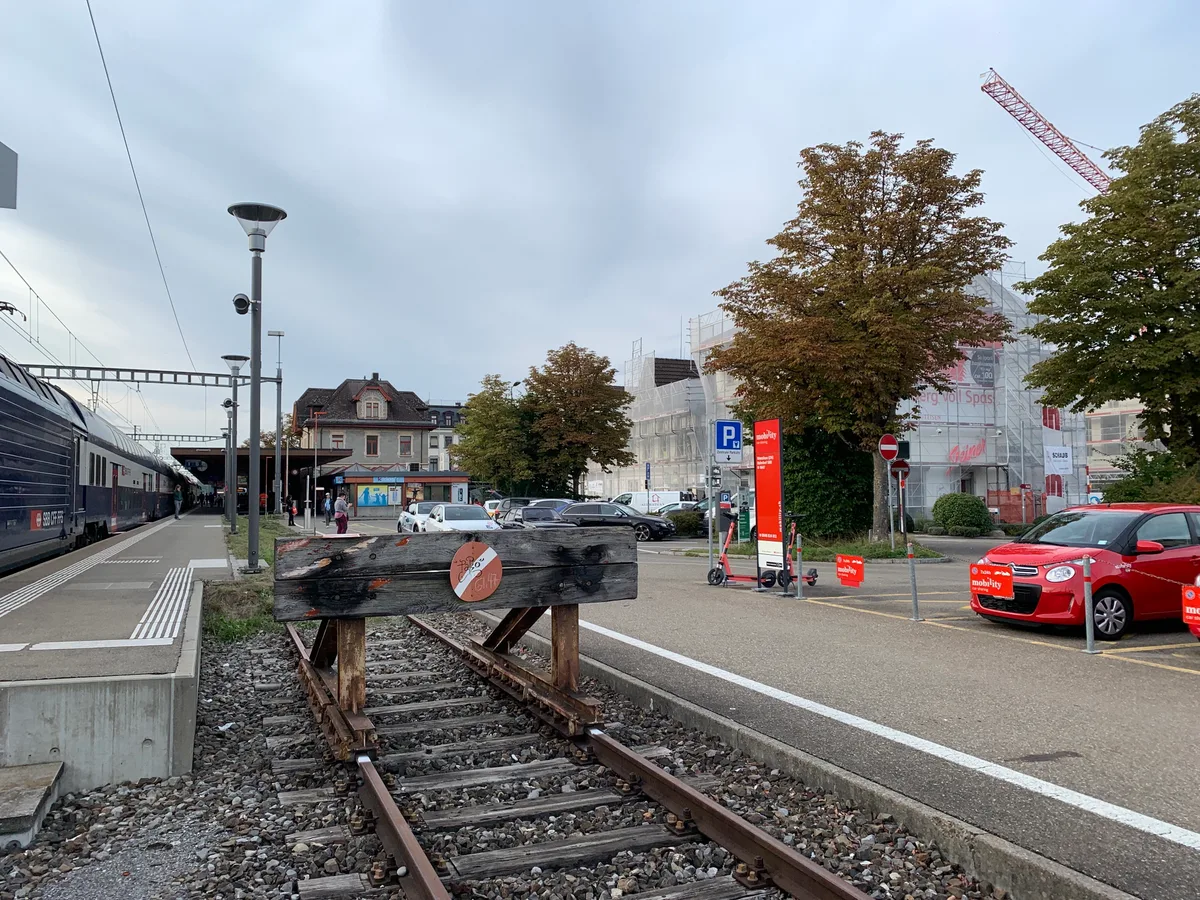 Areal Bahnhof Wetzikon mit Parkplatz und Kiosk am 23. September 2022