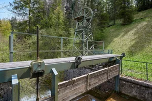 30879930-2 Die historische, weitgehend intakt erhaltene Anlage mit drei gestauten Weihern, Druckleitungen und Turbinen zeigt, wie die Nutzung der Wasserkraft die Industrialisierung überhaupt erst ermöglichte.