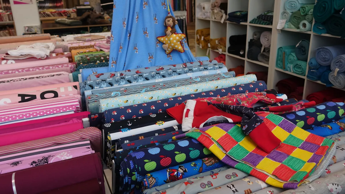 Jerseystoffe mit Kindermustern.