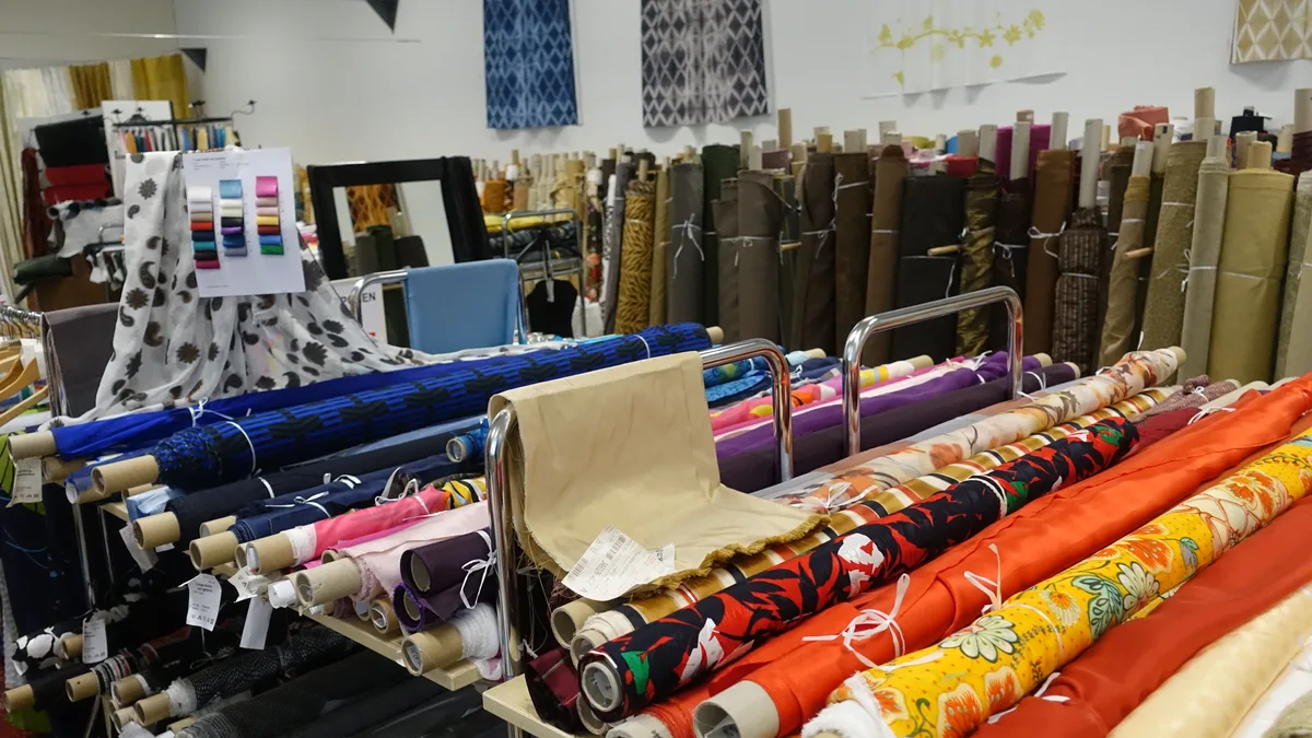 Bunte Bekleidungsstoffe.