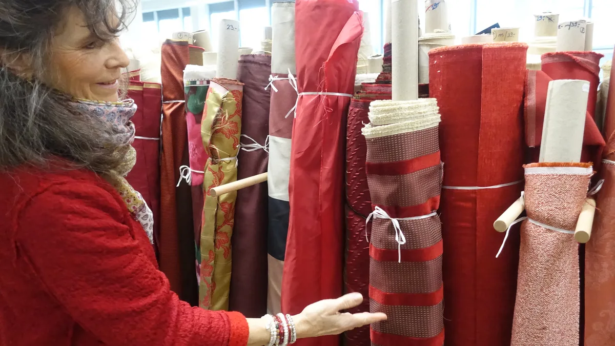 Rote Einrichtungsstoffe.