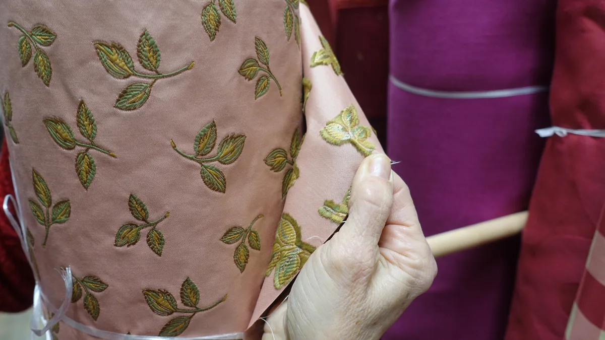 Spannfäden eines gewobenen Pflanzenmusters.