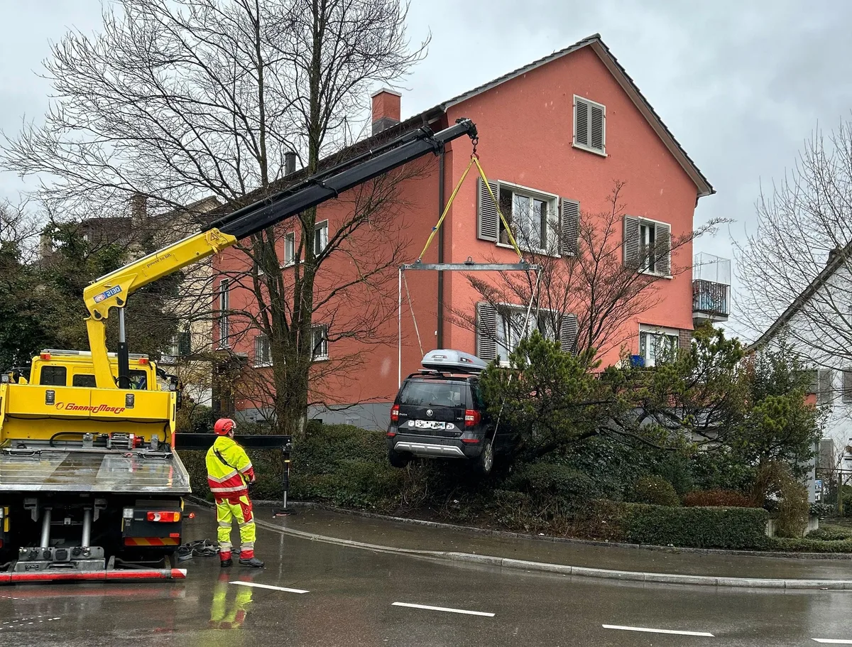 Die Bergung des verunfallten Fahrzeuges gestaltete sich aufwendig.