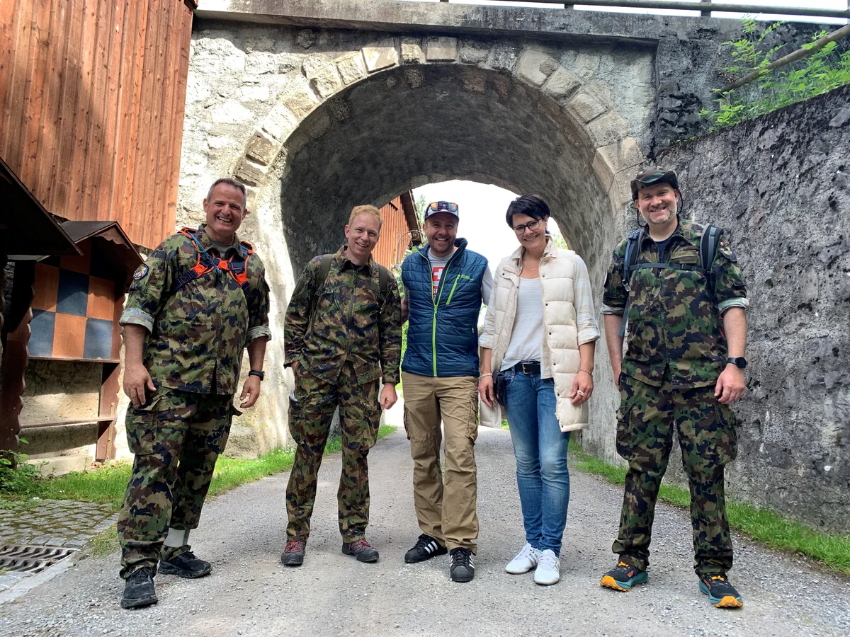 Ein Gruppenbild vor dem Weitermarsch (von links): Michael Haeringer, Hanspeter Lüscher, Carlo Wiedmer, Ramona Moser-Hess und Stefan Farrèr.