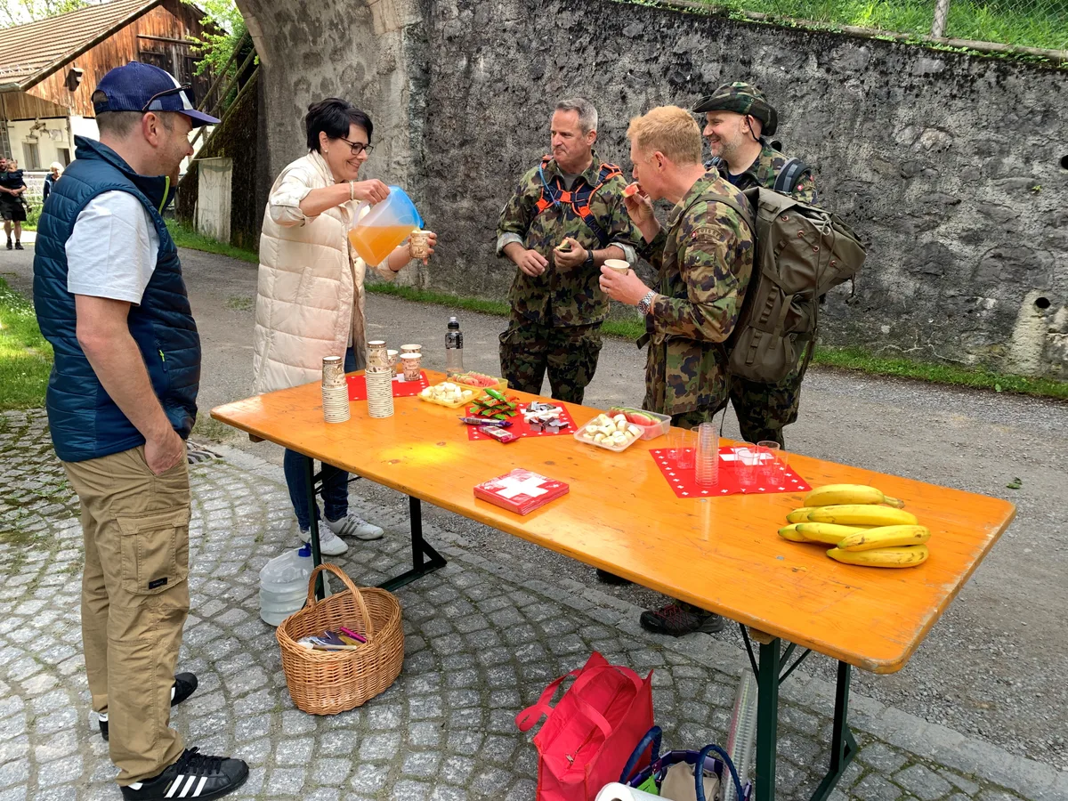 Grüningens Gemeindepräsident Carlo Wiedmer und Ramona Moser-Hess bewirten Absolventen des 100-Kilometer-Marschs.