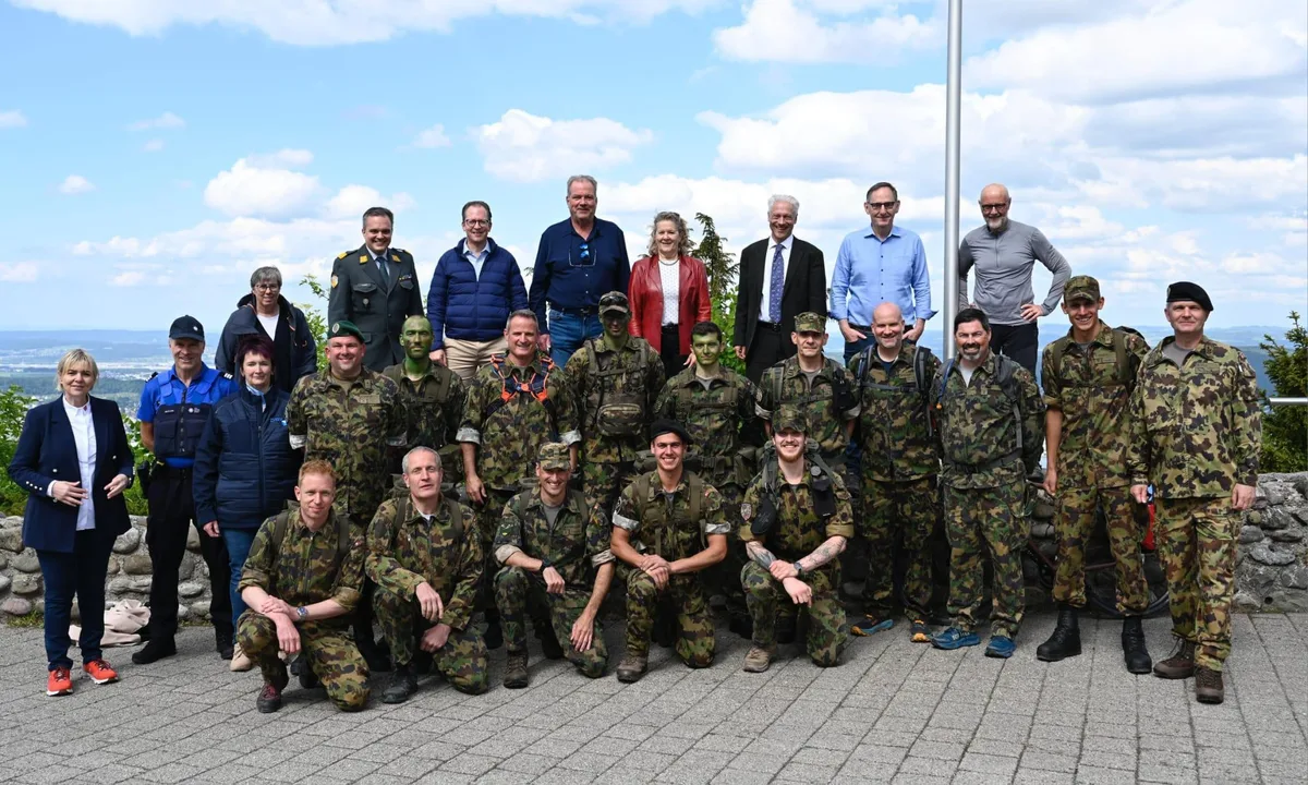 Ein Gruppenbild mit Regierungsrat Mario Fehr (hinterste Reihe, Zweiter von rechts): die Teilnehmer des 100-Kilometer-Marschs am Start auf dem Üetliberg.