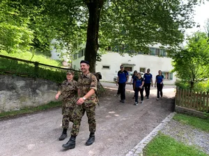 25927058-2 Impressionen des Zwischenhalts in Grüningen des ersten Schweizer Militärmarsches mit Gemeindepräsident Carlo Wiedmer(SVP) und Ramona Moser-Hess, Präsidentin TCS Oberland