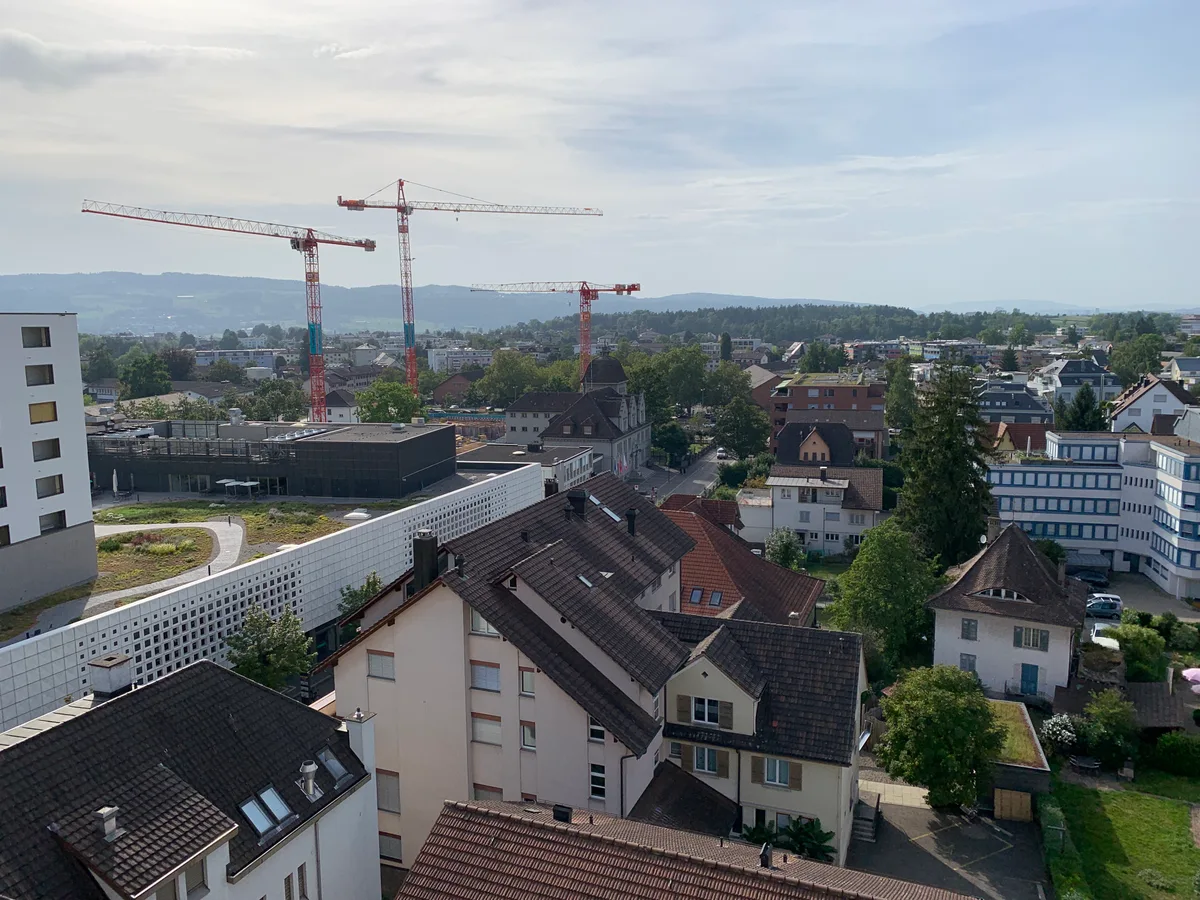 Ansicht der Baustelle beim geplanten Gerichtsplatz: links das Einkaufszentrum Illuster, unter dem Kran rechts das Bezirksgerichtsgebäude.